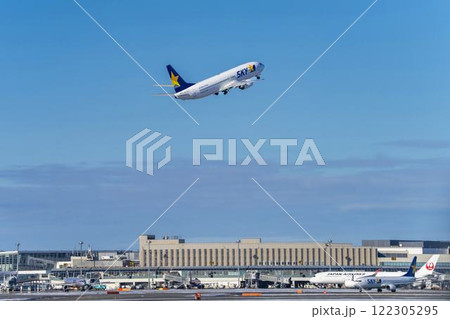 冬の新千歳空港 離陸中の飛行機 北海道千歳市 冬の新千歳空港 離陸中の飛行機 北海道千歳市 122305295