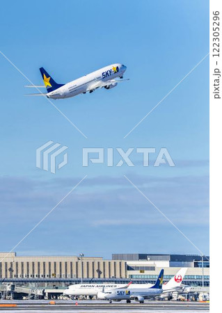 冬の新千歳空港　離陸中の飛行機　北海道千歳市 122305296