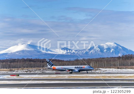 冬の新千歳空港の飛行機　樽前山と風不死岳　北海道千歳市　 122305299