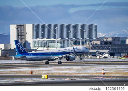冬の新千歳空港　離陸中の飛行機　北海道千歳市 122305305