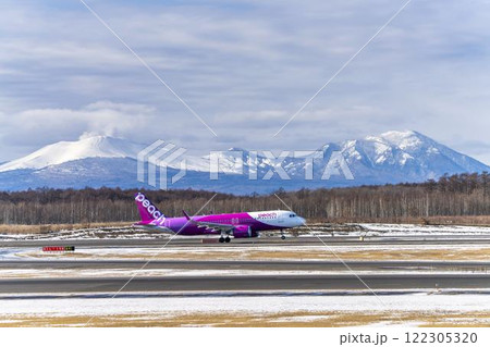 冬の新千歳空港の飛行機　樽前山と風不死岳　北海道千歳市　 122305320