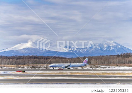 冬の新千歳空港の飛行機　樽前山と風不死岳　北海道千歳市　 122305323