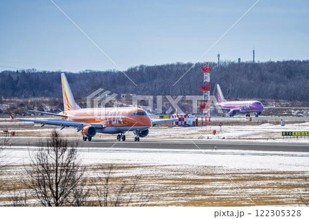 冬の新千歳空港 着陸中の飛行機 北海道千歳市 冬の新千歳空港 着陸中の飛行機 北海道千歳市 122305328