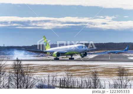 冬の新千歳空港　着陸中の飛行機　北海道千歳市 122305333