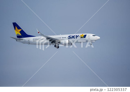 冬の新千歳空港　着陸中の飛行機　北海道千歳市 122305337