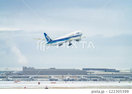 冬の新千歳空港　離陸中の飛行機　北海道千歳市 122305399