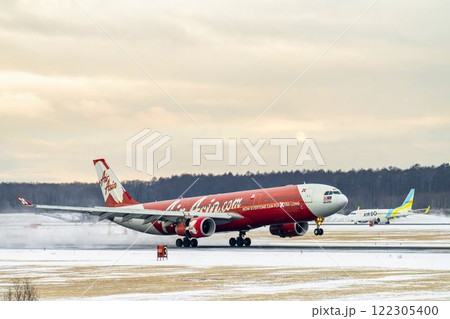 冬の新千歳空港 雪煙と着陸する飛行機 北海道千歳市  冬の新千歳空港 雪煙と着陸する飛行機 北海道千歳市  122305400