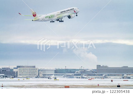 冬の新千歳空港　雪煙と離陸する飛行機　北海道千歳市　 122305438