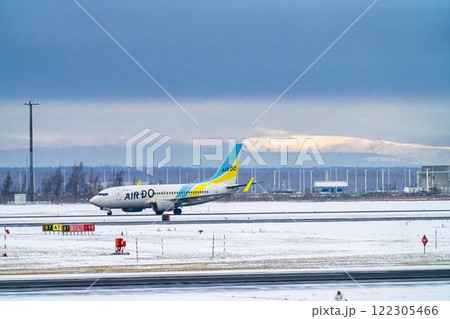 冬の新千歳空港　タキシング中の飛行機　北海道千歳市　 122305466
