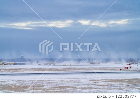 冬の新千歳空港　雪煙と除雪車　北海道千歳市　 122305777