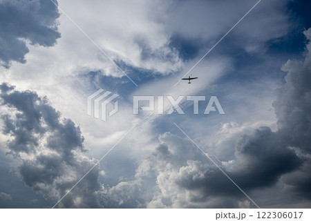 雲の中を飛ぶグライダー 122306017