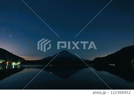 《山梨県・精進湖》富士山と夜景 《山梨県・精進湖》富士山と夜景 122306952