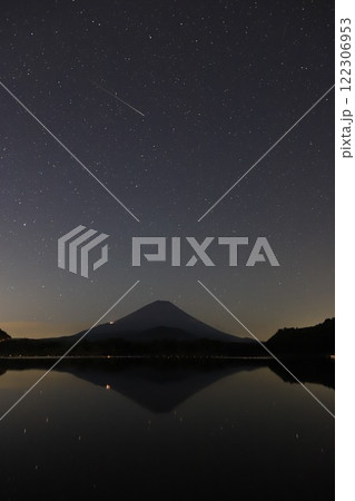《山梨県・精進湖》富士山と夜景 《山梨県・精進湖》富士山と夜景 122306953