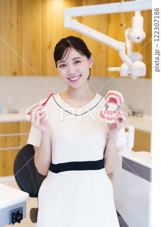 健康な歯をイメージしたポートレート 122307186