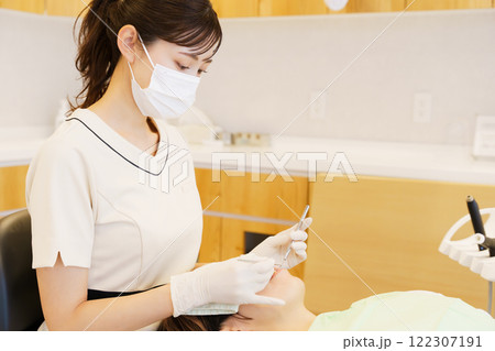 歯科検診をする歯科衛生士 122307191