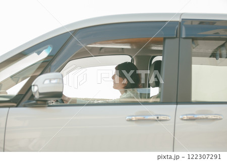 運転を楽しむ中年女性 運転を楽しむ中年女性 122307291