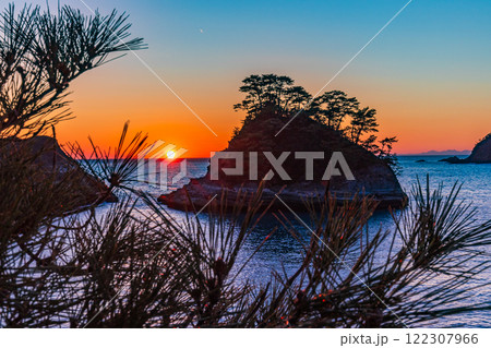 (静岡県)西伊豆堂ヶ島の夕景 夕陽・日没 (静岡県)西伊豆堂ヶ島の夕景 夕陽・日没 122307966