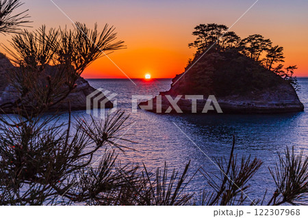 （静岡県）西伊豆堂ヶ島の夕景　夕陽・日没 122307968