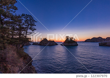（静岡県）西伊豆堂ヶ島の夕景　夕陽・日没 122307970
