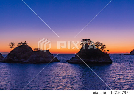 （静岡県）西伊豆堂ヶ島の夕景　夕陽・日没 122307972