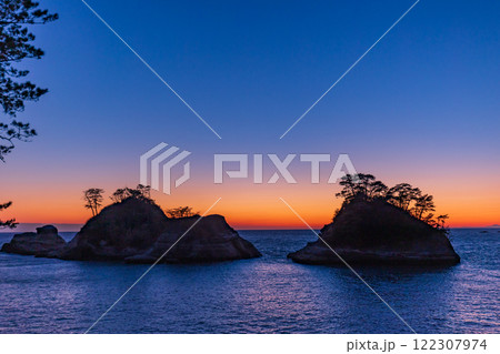(静岡県)西伊豆堂ヶ島の夕景 夕陽・日没 (静岡県)西伊豆堂ヶ島の夕景 夕陽・日没 122307974