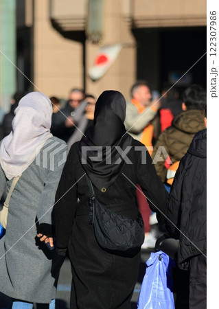 銀座の歩行者天国を歩く外国人観光客 122307986