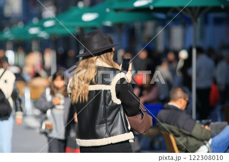 銀座の歩行者天国を歩く外国人観光客 銀座の歩行者天国を歩く外国人観光客 122308010