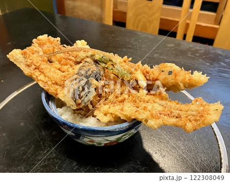 大穴子の天丼　丼からはみ出す大きな穴子天ぷらの天丼 122308049