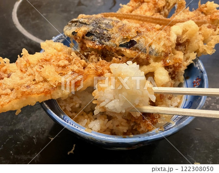 大穴子の天丼 丼からはみ出す大きな穴子天ぷらの天丼 大穴子の天丼 丼からはみ出す大きな穴子天ぷらの天丼 122308050