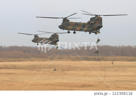 島嶼奪還演習　空挺部隊の降下訓練 122308116