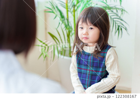 病院で診察を受ける女の子 病院で診察を受ける女の子 122308167