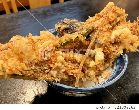 大穴子の天丼　丼からはみ出す大きな穴子天ぷらの天丼 122308263