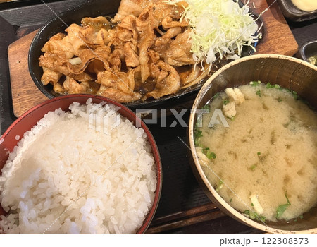 大盛りの生姜焼き定食　一番人気の定食 122308373