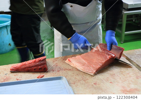切り分けられる生マグロ マグロをさばく職人 切り分けられる生マグロ マグロをさばく職人 122308404