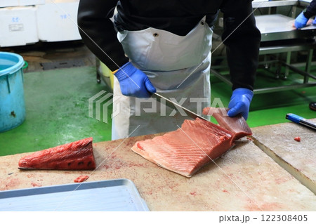 切り分けられる生マグロ　マグロをさばく職人 122308405