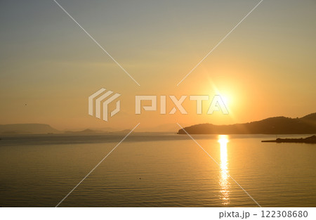 小豆島エンジェルロードから夕日を眺める-2 122308680