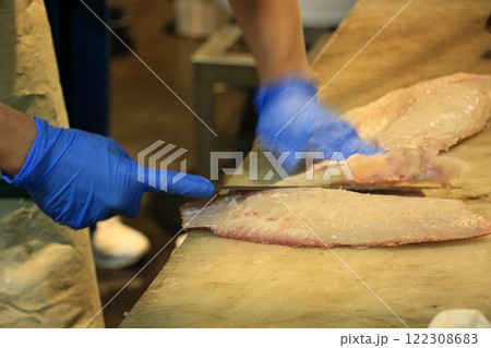 3枚におろされた真鯛 鮮魚の下拵え 3枚におろされた真鯛 鮮魚の下拵え 122308683