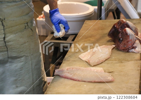 3枚におろされた真鯛 鮮魚の下拵え 3枚におろされた真鯛 鮮魚の下拵え 122308684