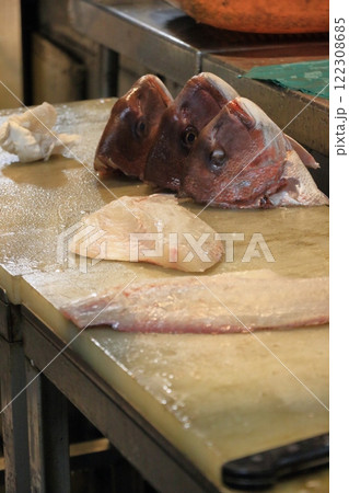 3枚におろされた真鯛 鮮魚の下拵え 3枚におろされた真鯛 鮮魚の下拵え 122308685
