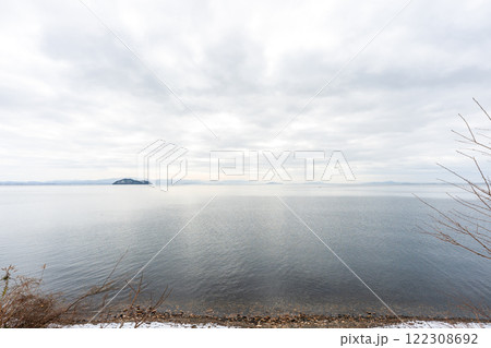 滋賀県高島市海津大崎冬の降雪時の竹生島を撮影 122308692