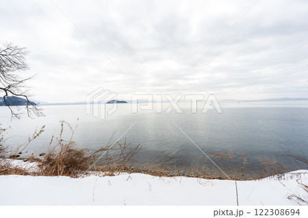 滋賀県高島市海津大崎冬の降雪時の竹生島を撮影 滋賀県高島市海津大崎冬の降雪時の竹生島を撮影 122308694