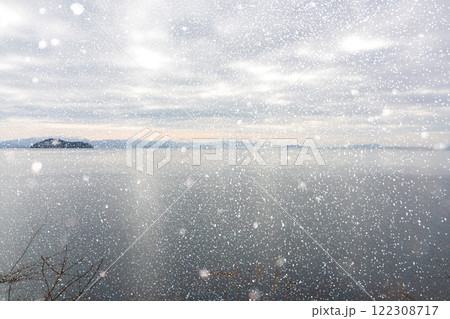 滋賀県高島市海津大崎冬の降雪時の竹生島を撮影 122308717