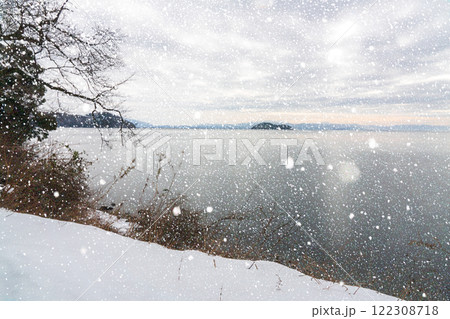 滋賀県高島市海津大崎冬の降雪時の竹生島を撮影 滋賀県高島市海津大崎冬の降雪時の竹生島を撮影 122308718