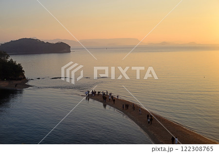 小豆島エンジェルロードを渡る観光客-2 小豆島エンジェルロードを渡る観光客-2 122308765