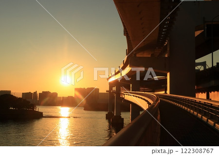 夕日に輝くレインボーブリッジ レインボーブリッジから見る夕日 夕日に輝くレインボーブリッジ レインボーブリッジから見る夕日 122308767