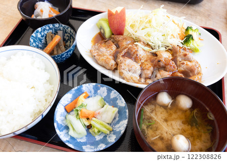 おいしい豚焼肉定食、千切りキャベツ添え おいしい豚焼肉定食、千切りキャベツ添え 122308826