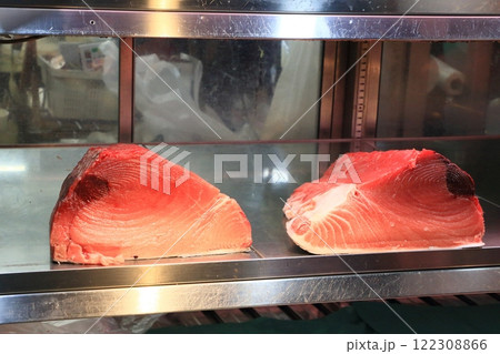 極上の本マグロのブロック 仲卸のマグロの陳列 極上の本マグロのブロック 仲卸のマグロの陳列 122308866
