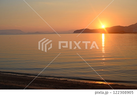 小豆島エンジェルロードから夕日を眺める-6 122308905