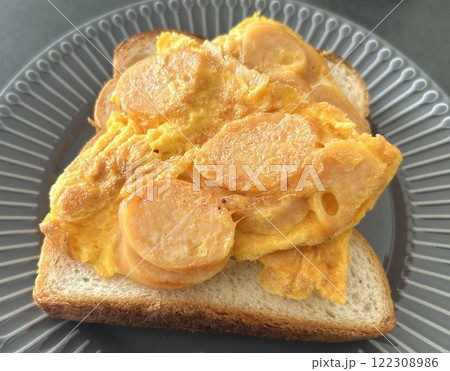 ソーセージと卵焼きのトースト　朝食プレート 122308986