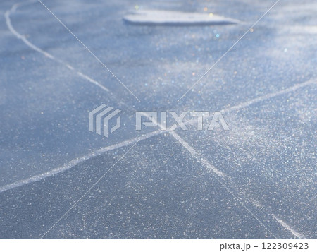 氷上をクロスする白い線とハート型の雪(202412030813) 氷上をクロスする白い線とハート型の雪(202412030813) 122309423